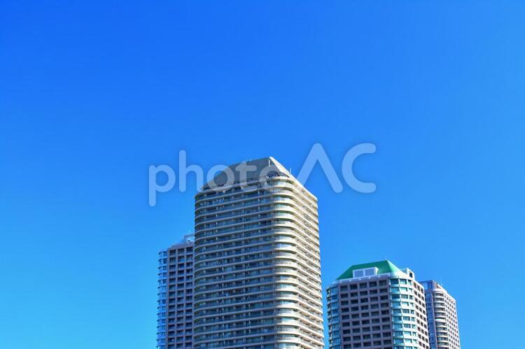 ビルと青空　都会と青空　快晴　晴れ イメージ,素材,大都会の写真素材