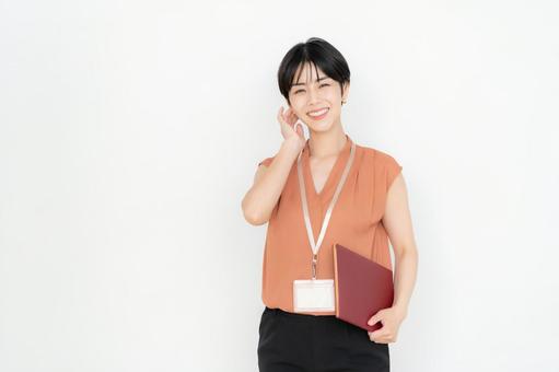 白バックの若いビジネスウーマン 白バックの若いビジネスウーマンの写真