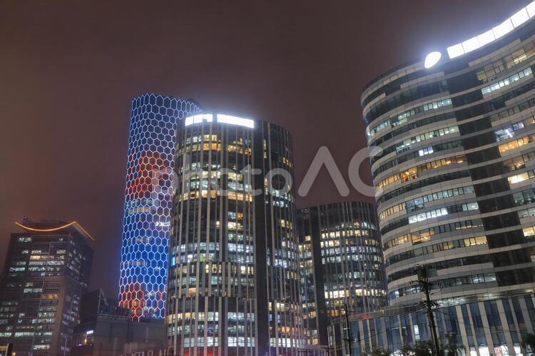 中国　北京市の三里屯の高層ビル群 中国,北京,町並みの写真素材