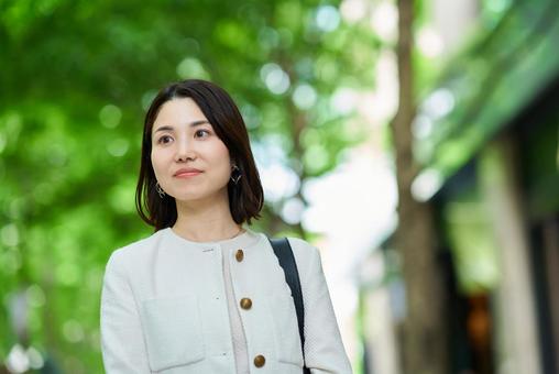 ビジネス街を通勤する女性 ビジネス街を通勤する女性 通勤,出勤,女性の写真素材