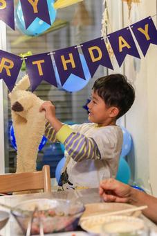 お誕生日プレゼントを開ける男の子 バースデー,男の子,お誕生日の写真素材