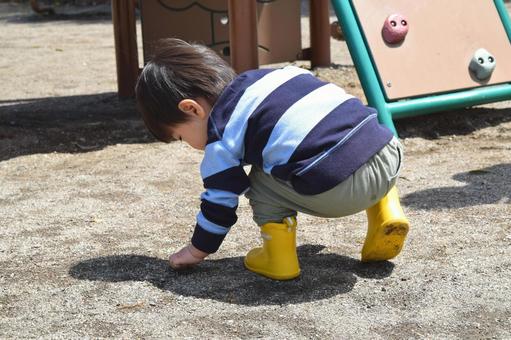 公園の地面で遊ぶ幼児 2歳 公園の地面で遊ぶ幼児 2歳の写真