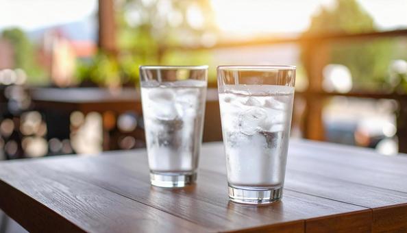 カフェテーブルのよく冷えた氷水二つ カフェテーブルのよく冷えた氷水二つの写真