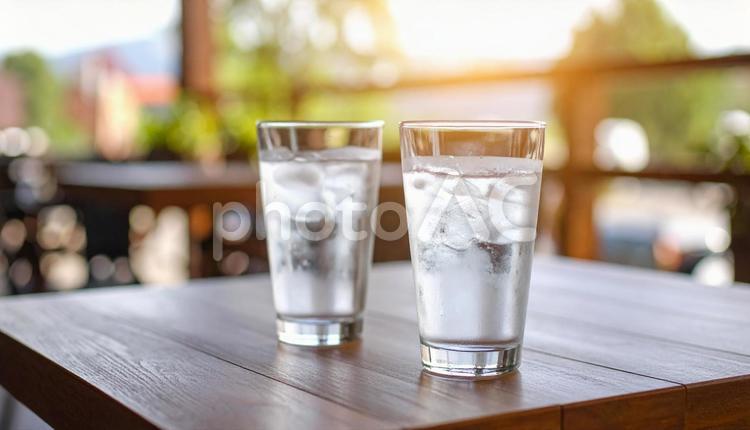 カフェテーブルのよく冷えた氷水二つ グラス,ウォーター,コップの写真素材