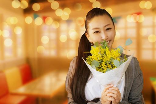花束をもらって嬉しい女性 花束をもらって嬉しい女性 女性,笑顔,花束の写真素材
