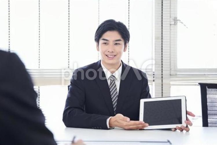 オフィスで営業をする日本男性ビジネスマン 男性,営業職,オフィスの写真素材