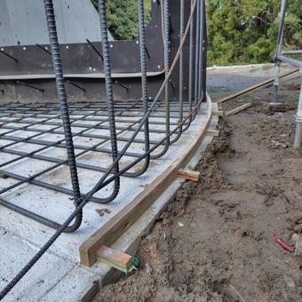 ため池改修工事の洪水吐・移行部の鉄筋の写真