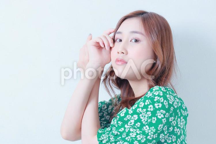 カメラ目線の緑のワンピースを着た若い女性 女性,日本人,若いの写真素材