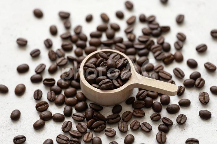 コーヒー豆の上にスプーン　寄り コーヒー豆,コーヒー,コーヒースプーンの写真素材