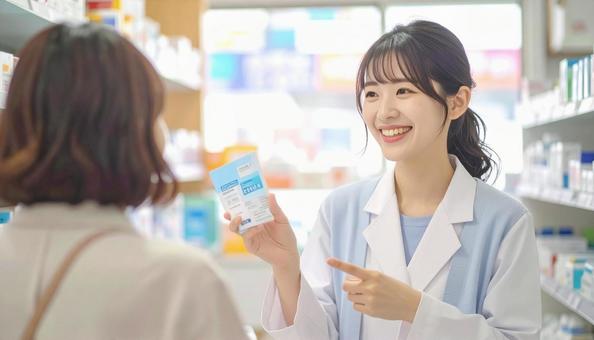 笑顔で接客する働く薬剤師 笑顔で接客する働く薬剤師の写真