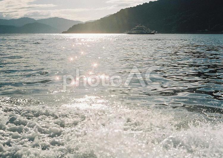きらめく海（フィルム写真） 海,フェリー,水面の写真素材