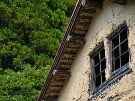 森の中にある廃墟 森の中にある廃墟 土壁,廃墟,壊れたの写真素材