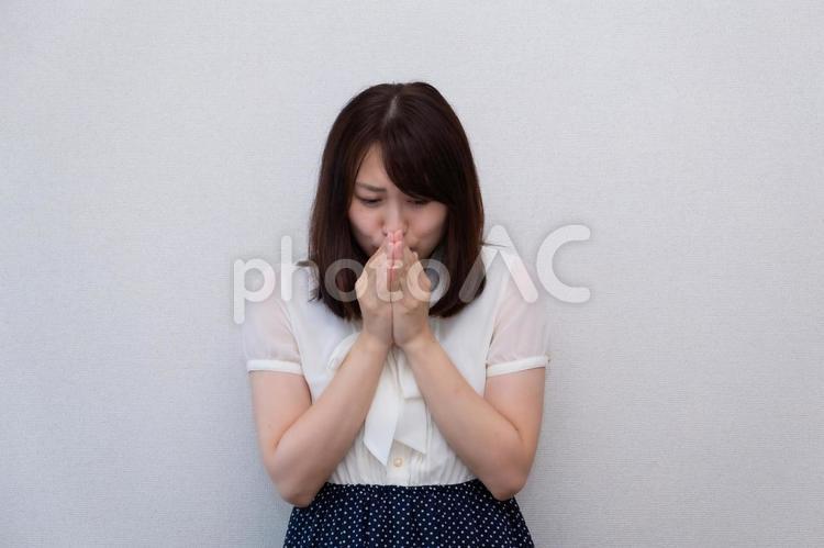 寒くて手を温めている女性 女性,ol,顔の写真素材