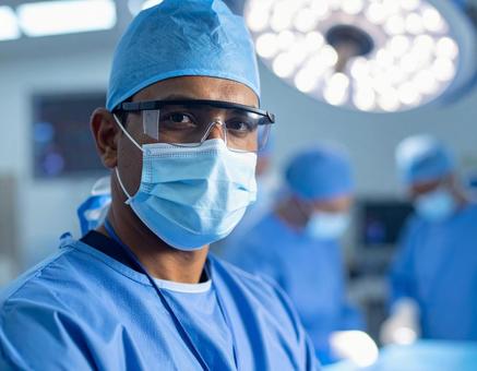 手術着の男性医師 手術着の男性医師の写真