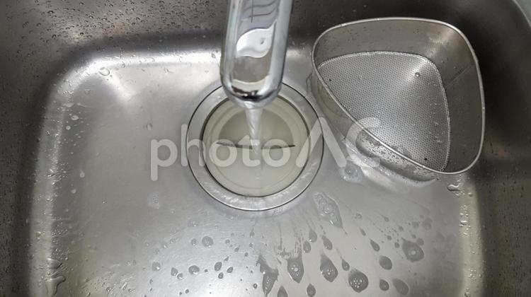 台所のシンクと洗剤の泡を流す水 水道水,台所,泡の写真素材