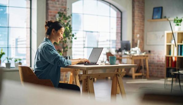 パソコンで作業する日本人女性の写真