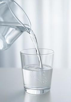 コップに水を注ぐ瞬間 コップに水を注ぐ瞬間の写真