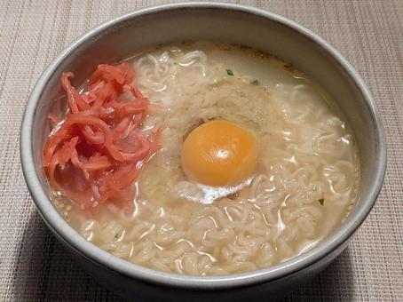 霜降過ぎの夜食のインスタントラーメン ラーメン,油揚げ麺,即席麺の写真素材