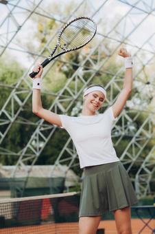 両手をあげて勝利を喜ぶ女性 女性,外国人,テニスの写真素材