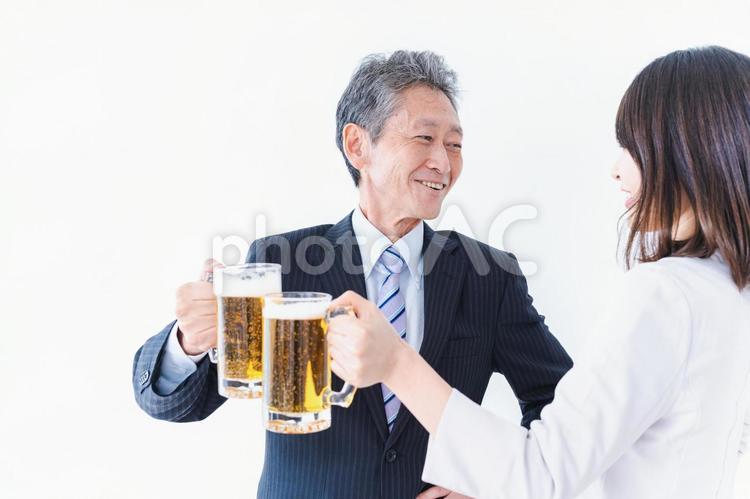 上司と乾杯をする女性社員 ビジネス,男性,スーツの写真素材