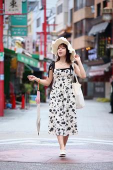 早朝の中華街を歩く女性 早朝の中華街を歩く女性 女性,若い,美しいの写真素材