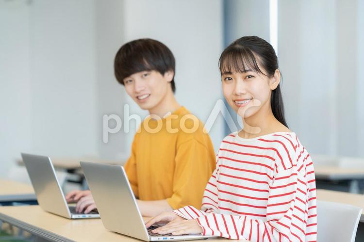 勉強をする男女の大学生 塾,教育,大学生の写真素材