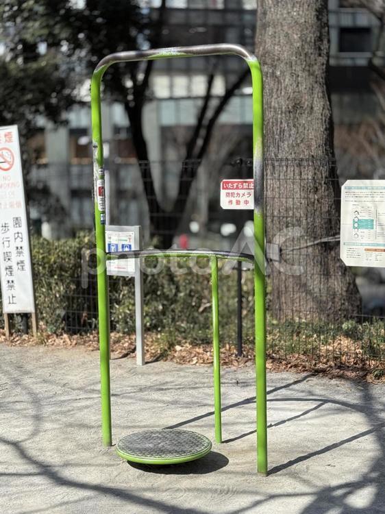 公園のぶら下がり健康器具 広場,住宅街,公共の写真素材