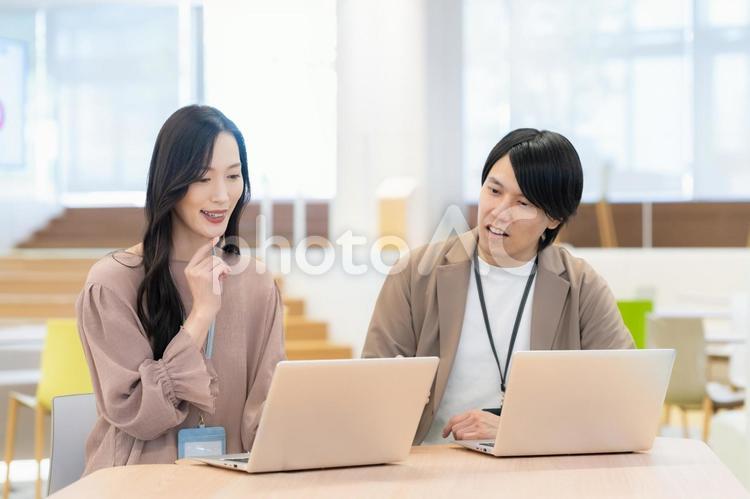 会議をする男女のビジネスマン ビジネス,会議,オフィスの写真素材