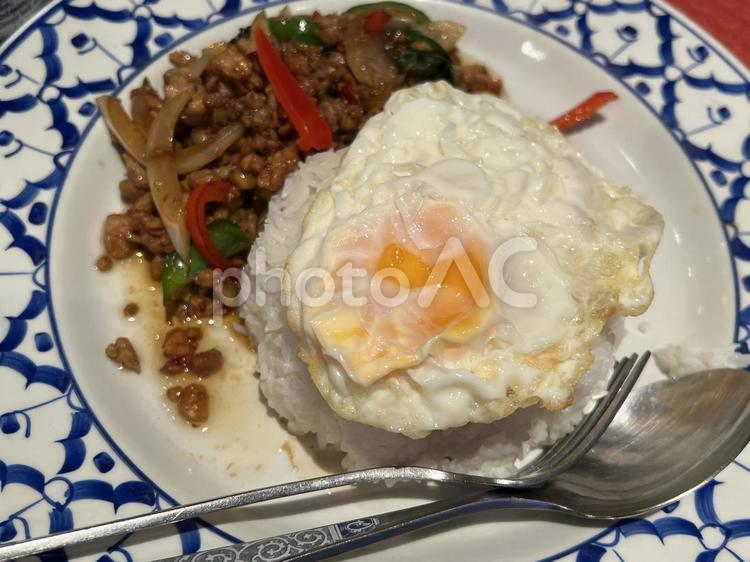 美味しそうに盛ったガパオライス、タイ料理 ガパオライス,タイ料理,目玉焼きの写真素材