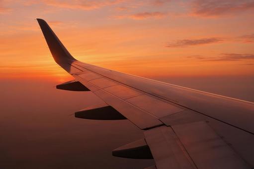 夕焼け空と飛行機の翼 夕焼け空と飛行機の翼の写真