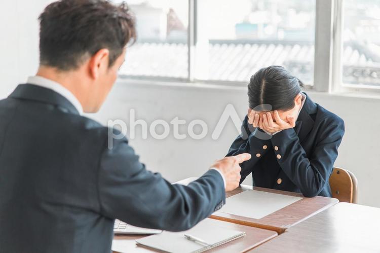 学校で問題児に怒る先生と生徒（生活指導） 問題児,生活指導,ブラック校則の写真素材