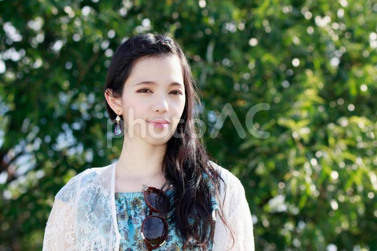 前髪を上げた女性のポートレート 笑顔,女性,ビューティーの写真素材