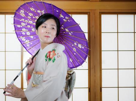 33:和傘を持つ着物の女性 33:和傘を持つ着物の女性 和傘,お座敷,着物の写真素材
