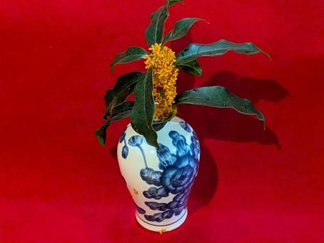 紹興酒の空きボトルに挿したキンモクセイ 金木犀,キンモクセイ,空き瓶の写真素材