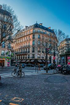 朝のパリの交差点 交差点,パリ,フランスの写真素材