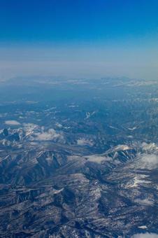 日本上空の雪山_縦 空撮,飛行機,機内の写真素材