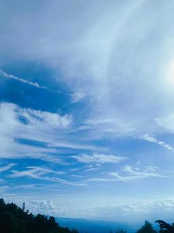 秋晴れの空に流れる雲と遠くの山並み 秋晴れの空に流れる雲と遠くの山並み 秋空,青空,雲の写真素材