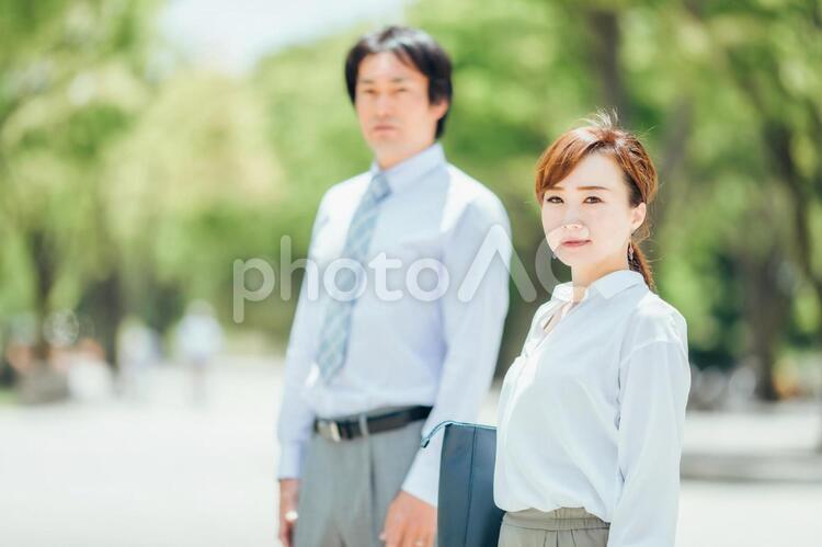ビジネスマンとビジネスウーマン ビジネスウーマン,ビジネスマン,真顔の写真素材