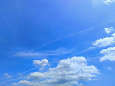 爽やかな青空と飛行機雲 爽やかな青空と飛行機雲 青空,晴天,晴れの写真素材
