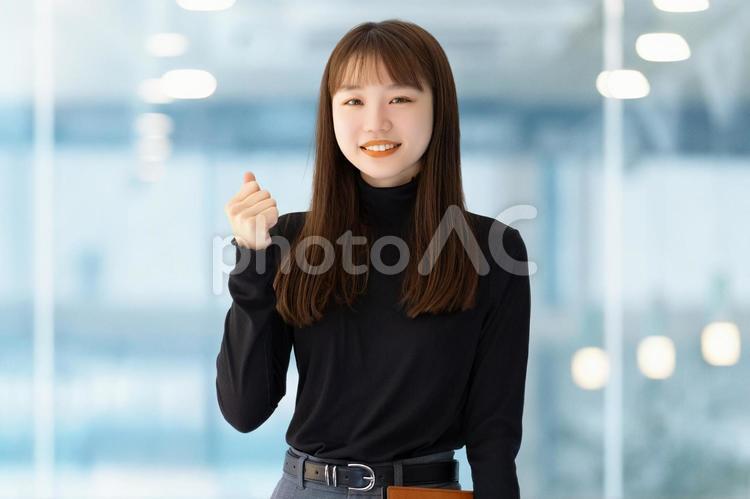 ガッツポーズをする女性・ビジネスウーマン ガッツポーズをする女性・ビジネスウーマン 女性,ガッツポーズ,笑顔の写真素材