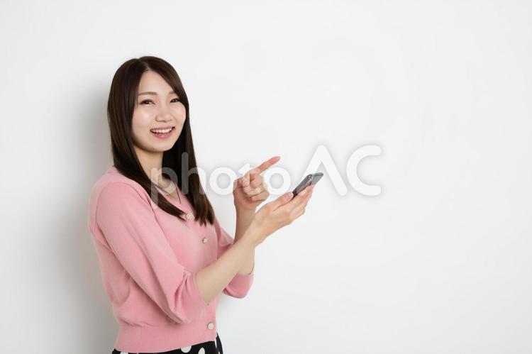 スマートフォンで検索をしている若い女性（コピースペース） 女性,日本人,女の写真素材
