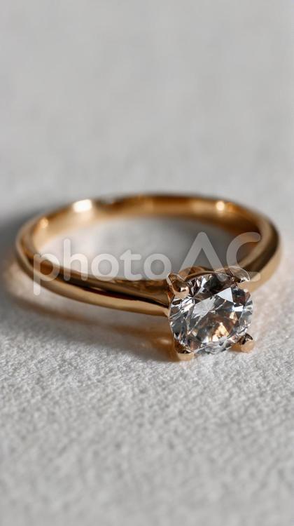 ダイヤの嵌まった金色の指輪 指輪,婚約指輪,ダイヤモンドの写真素材