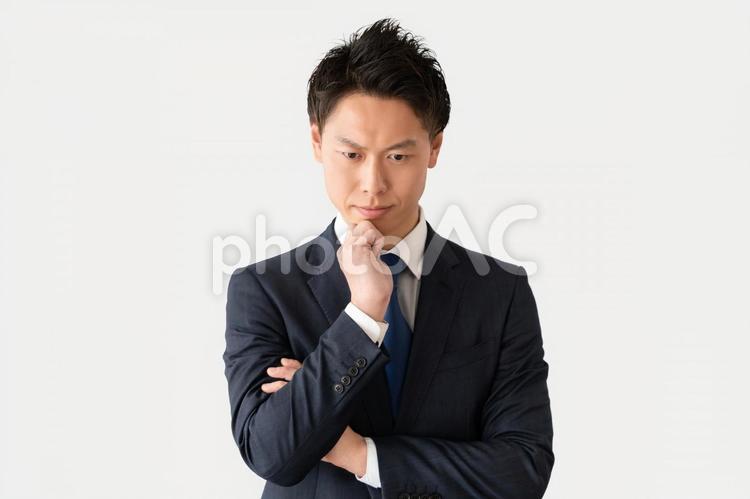 真剣な表情で考える男性ビジネスマン 人物,男性,ビジネスの写真素材