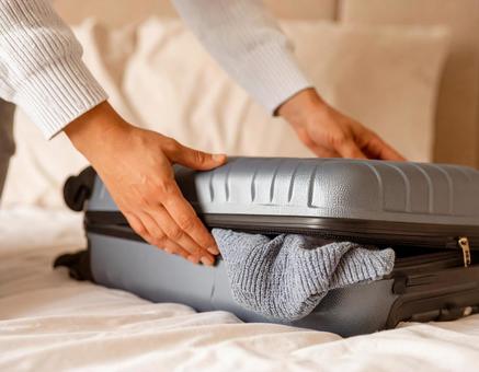 スーツケースにパッキングの写真