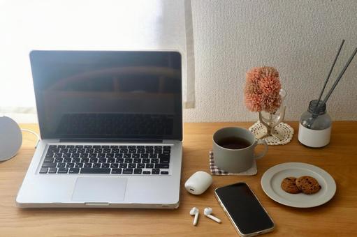 ＰＣとスマホとコーヒー　デスクワーク パソコン,デスクワーク,ビジネスの写真素材