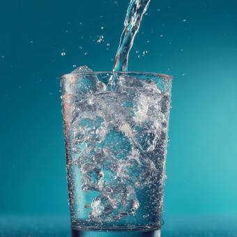 喉の渇きを癒やす、冷たい飲料水 喉の渇きを癒やす、冷たい飲料水の写真