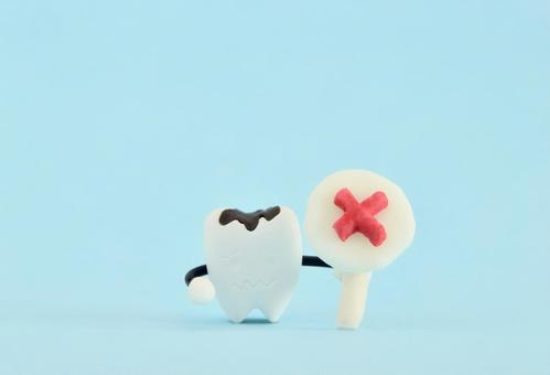 バツ印をもったミニチュアの虫歯 バツ印をもったミニチュアの虫歯 虫歯,歯の病気,歯の写真素材