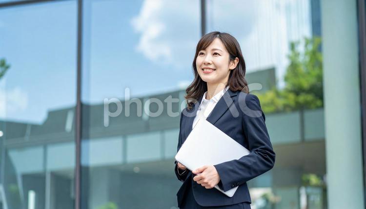 ノートパソコンを持つビジネスウーマン 女性,ビジネスウーマン,ビジネスの写真素材