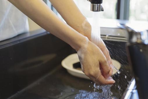 キッチンで手を洗う女性の手元 手洗い,手を洗う,水道の写真素材