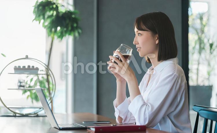 アイスコーヒーを飲むビジネスウーマン 女性,ビジネス,パソコンの写真素材